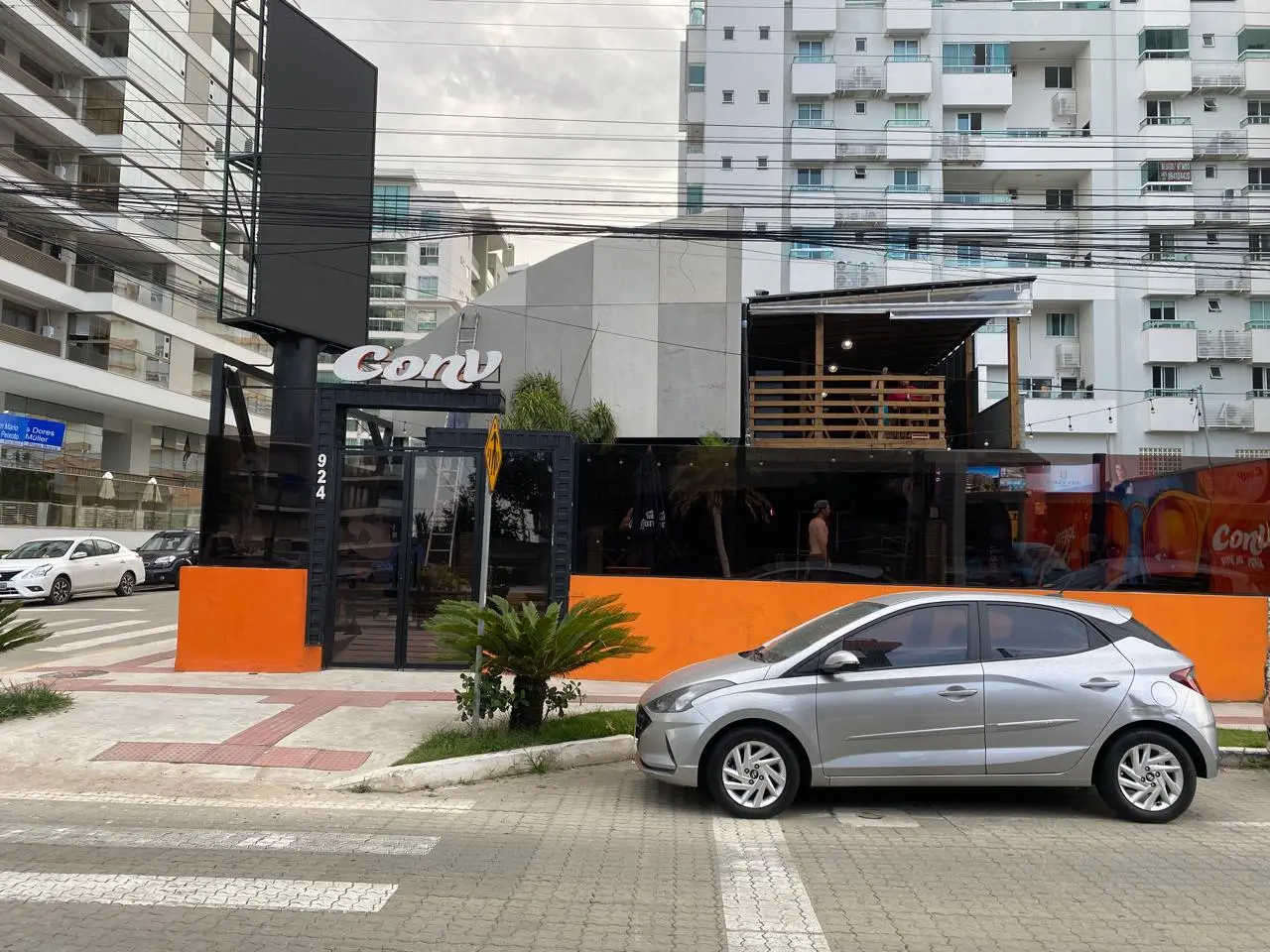 Cobertura metálica com fachadas